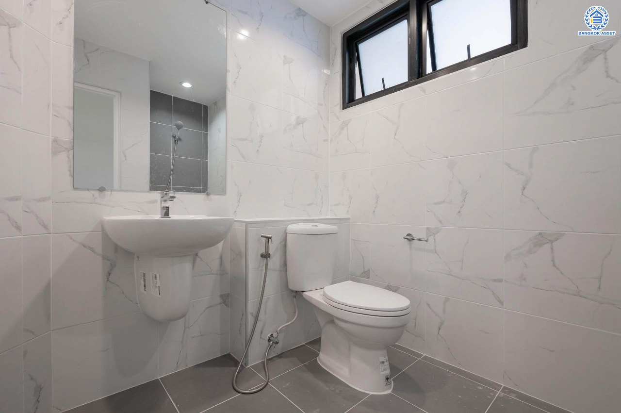 บ้านมือสองตกแต่งใหม่  โครงการ ธารา ราชพฤกษ์-ปิ่นเกล้า บ้านสวย พร้อมอยู่ เนื้อที่ 88.2 ตร.ว. ฟังก์ชัน 3 ห้องนอน 4 ห้องน้ำ 1 ห้องแม่บ้าน จอดรถได้ 2 คัน บนทำเลเชื่อมต่อถนนกาญจนาภิเษก ใกล้รถไฟฟ้าสายสีแดง "สถานีตลิ่งชัน" และจุดขึ้นทางด่วน "ศรีรัช" รายล้อมด้วยสิ่งอำนวยความสะดวกครบครัน